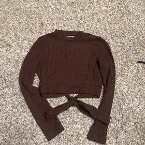 Ribbed Long Sleeve Tie-Back Crop Top in Chocolate Brown, Size M